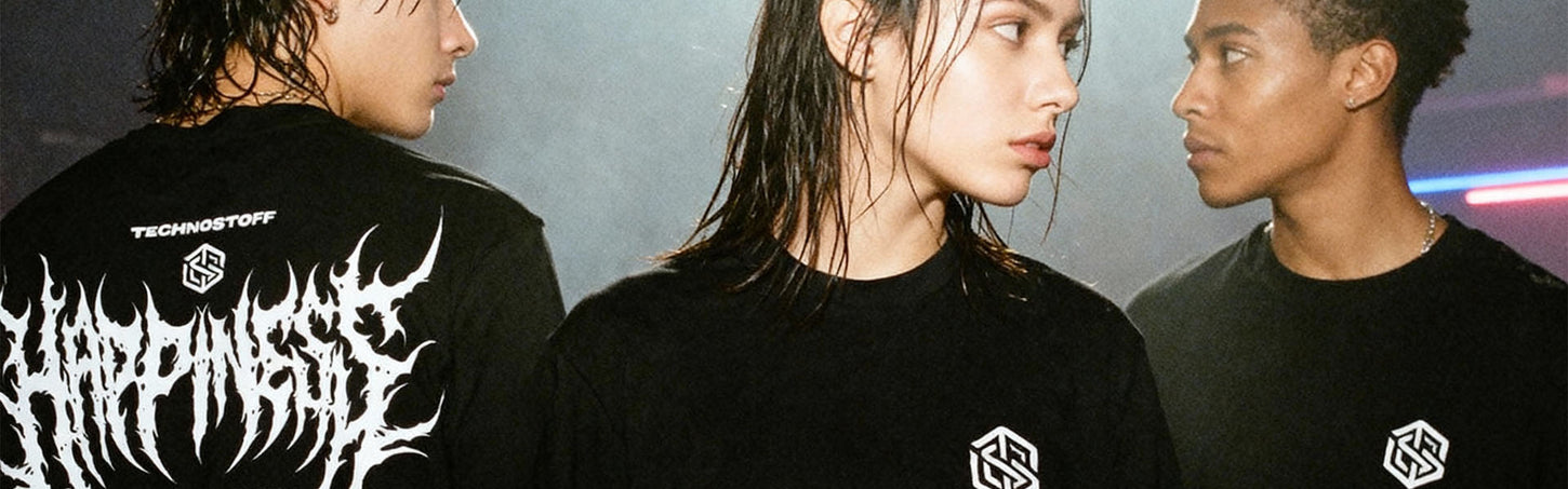 Drei junge Menschen tragen schwarze Techno Streetwear T-Shirts von Technostoff in einem clubähnlichen Setting.
